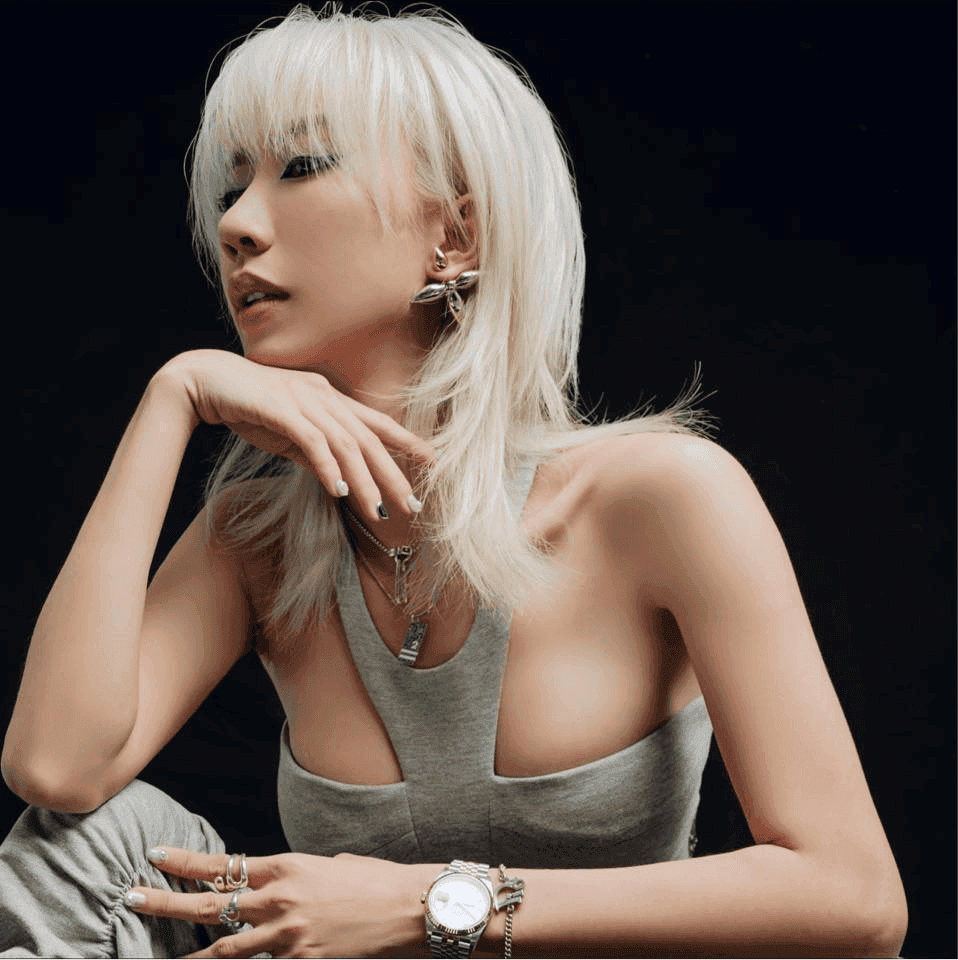 Saint 6 Studio portrait