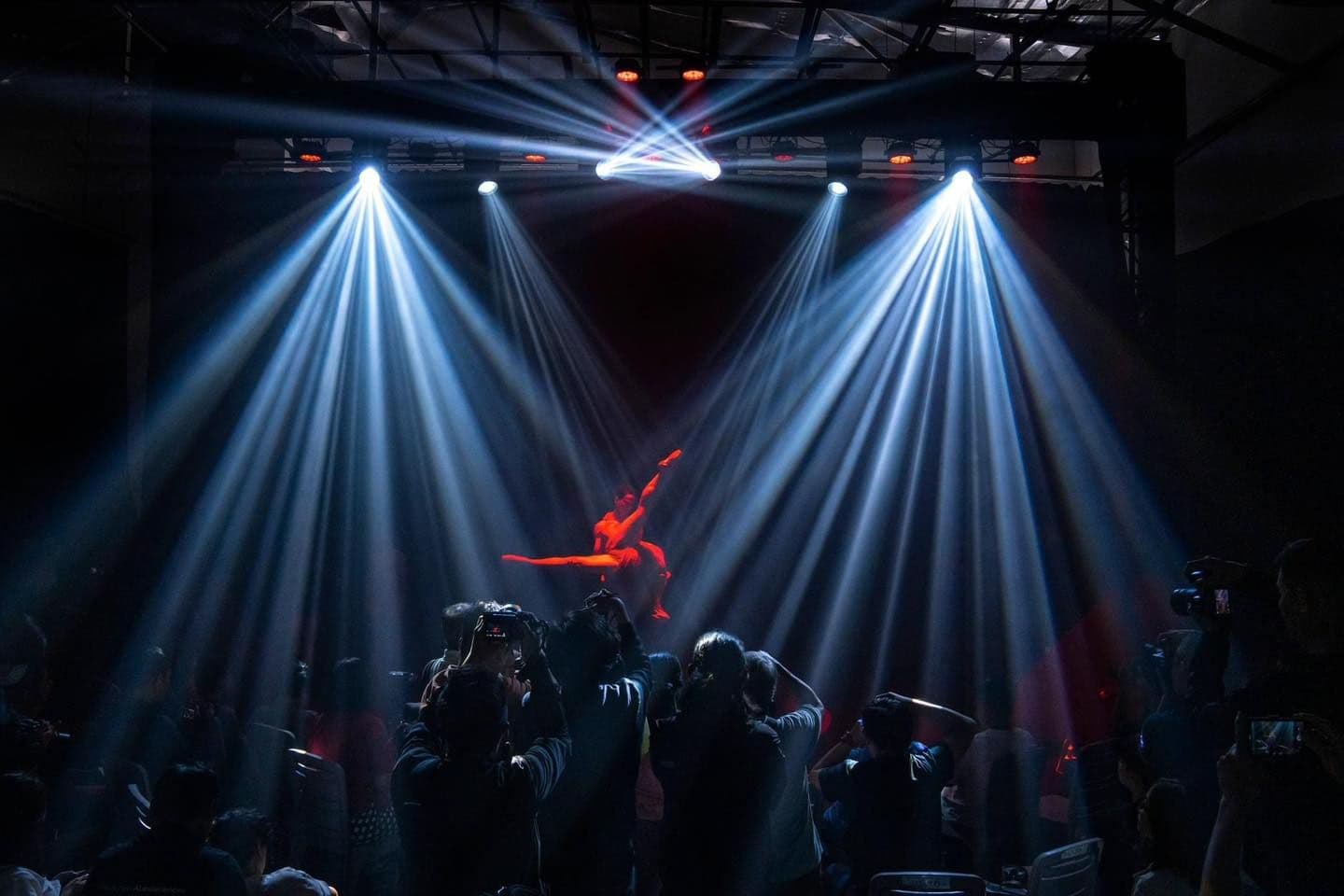 Chỉ Đạo Sáng Tạo & Thiết Kế Toàn Diện