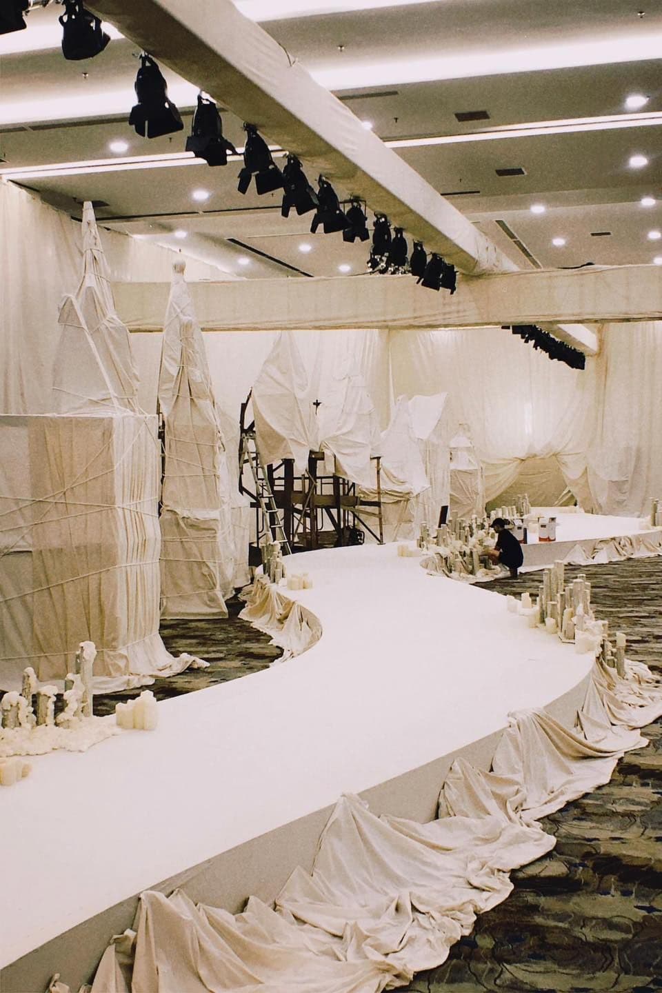 Trang Trí Địa Điểm & Thiết Kế Bối Cảnh