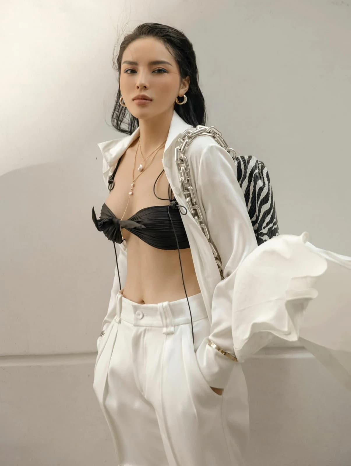 HOA HẬU KỲ DUYÊN – STREET STYLE — styling bởi Trần Hoài Trang · 1
