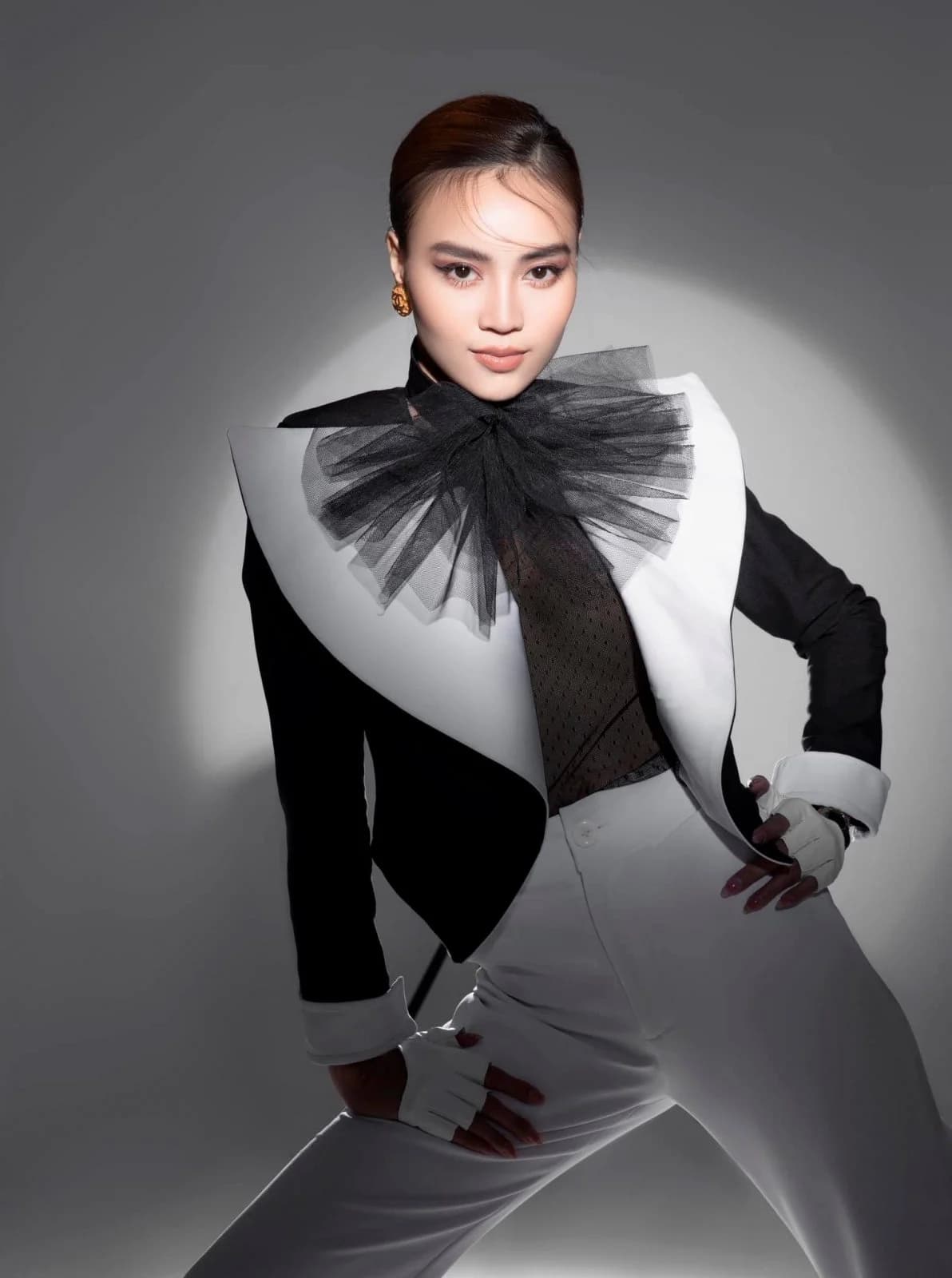 NINH DƯƠNG LAN NGỌC – BNW — styling by Trần Hoài Trang · 4