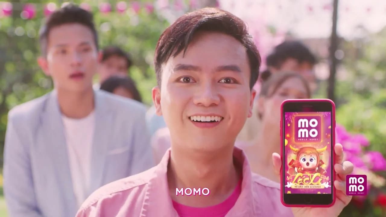 QUẢNG CÁO MOMO LẮC XÌ 2021 — styling bởi Trần Hoài Trang · 1